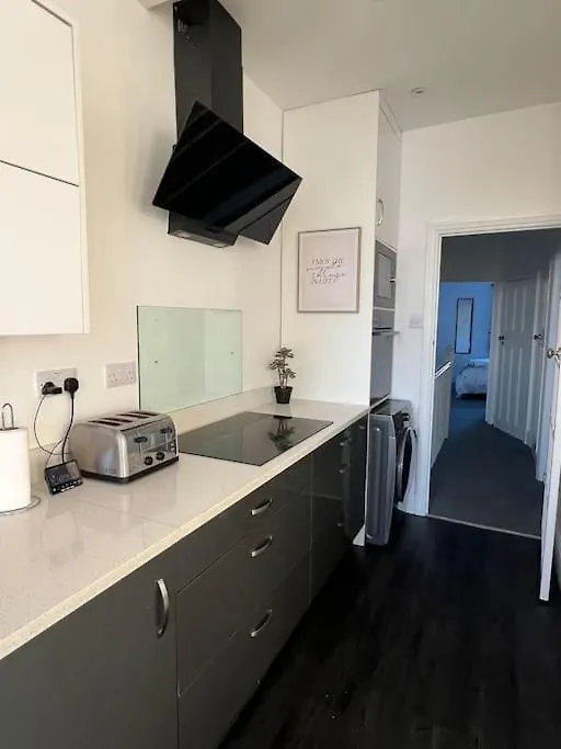 Hill Grove 2 Bedroom Apartment Leigh-on-Sea 0*,  United Kingdom