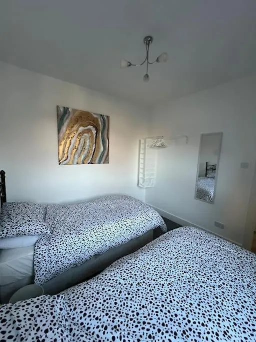 Hill Grove 2 Bedroom Apartment Leigh-on-Sea