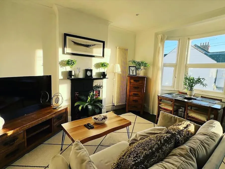 Hill Grove 2 Bedroom Apartment Leigh-on-Sea