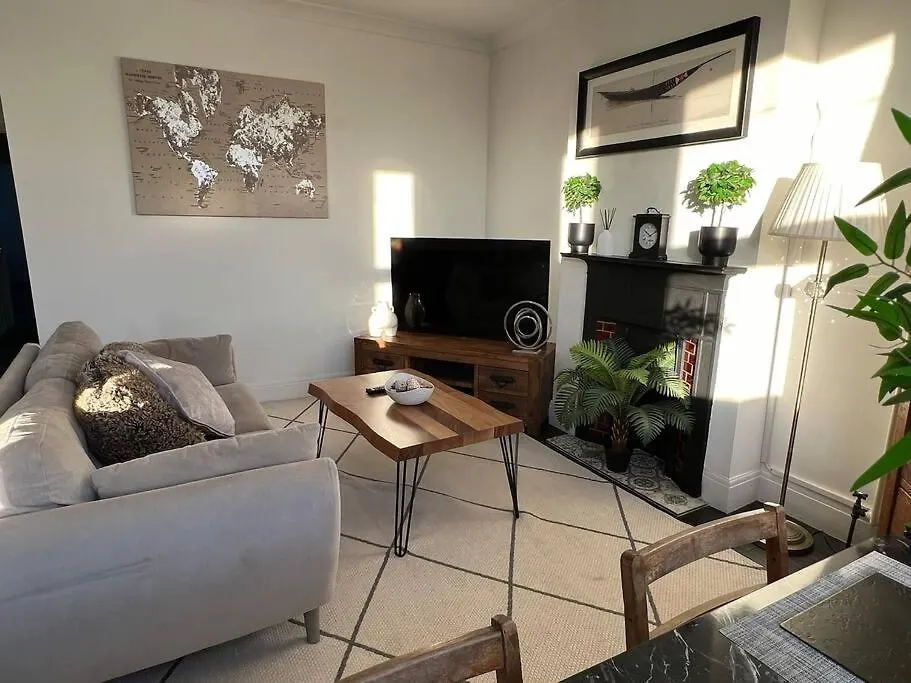 Hill Grove 2 Bedroom Apartment Leigh-on-Sea 0*,