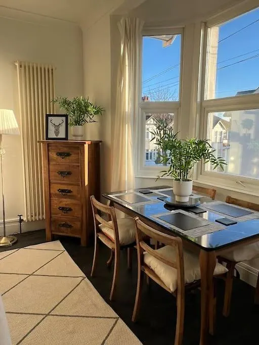 Hill Grove 2 Bedroom Apartment Leigh-on-Sea 0*,