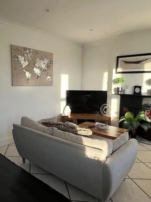 Hill Grove 2 Bedroom Apartment Leigh-on-Sea
