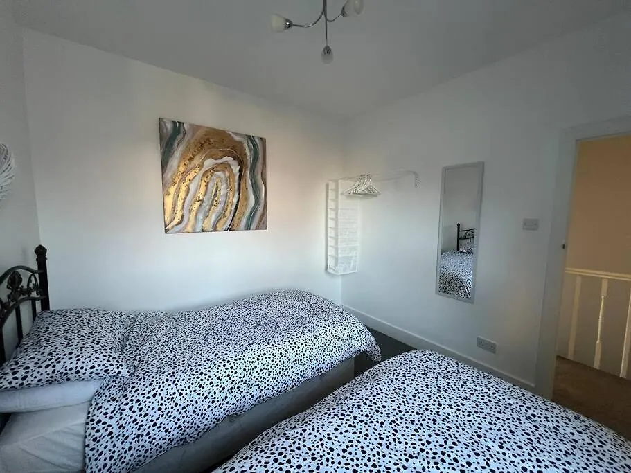 Hill Grove 2 Bedroom Apartment Leigh-on-Sea