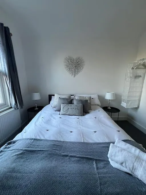 Hill Grove 2 Bedroom Apartment Leigh-on-Sea