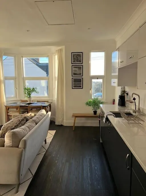 Hill Grove 2 Bedroom Apartment Leigh-on-Sea 0*,