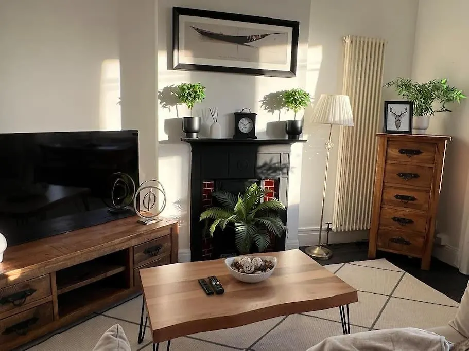 Hill Grove 2 Bedroom Apartment Leigh-on-Sea 0*,